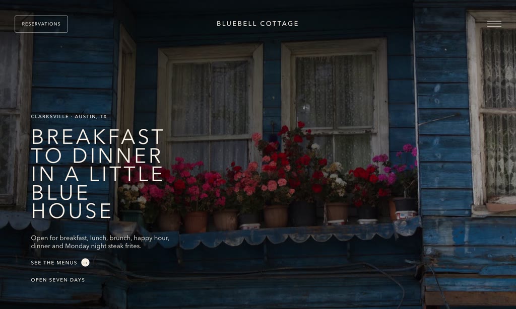 架空の飲食店 Bluebell Cottage のトップページ。青い家の写真と、食事の案内の紹介文。