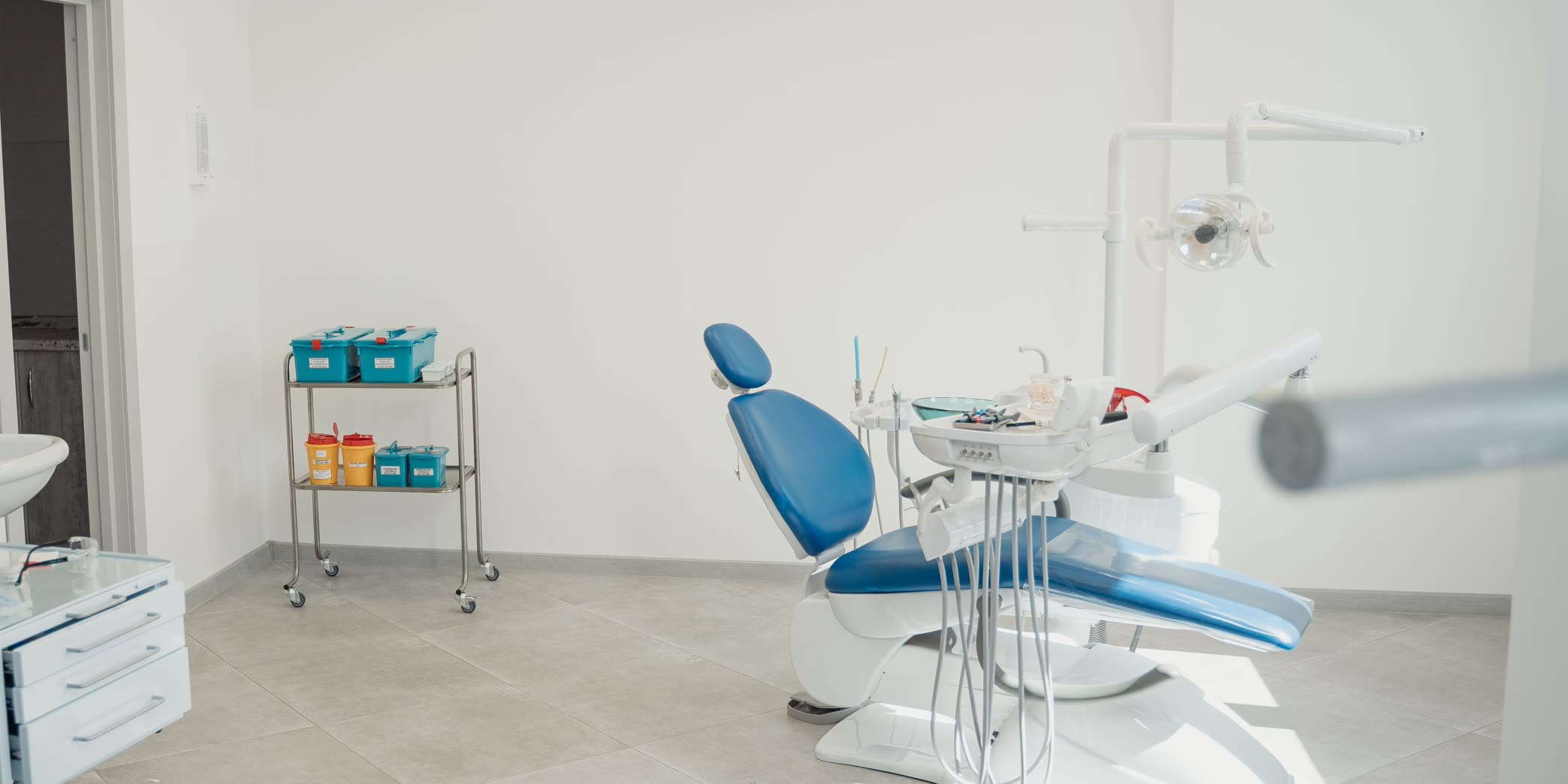 The hygiene room with its instrument cart