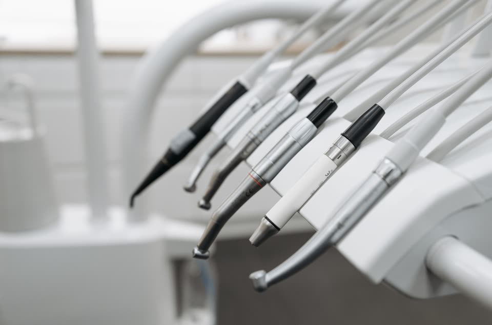 Handpieces hanging at the delivery unit