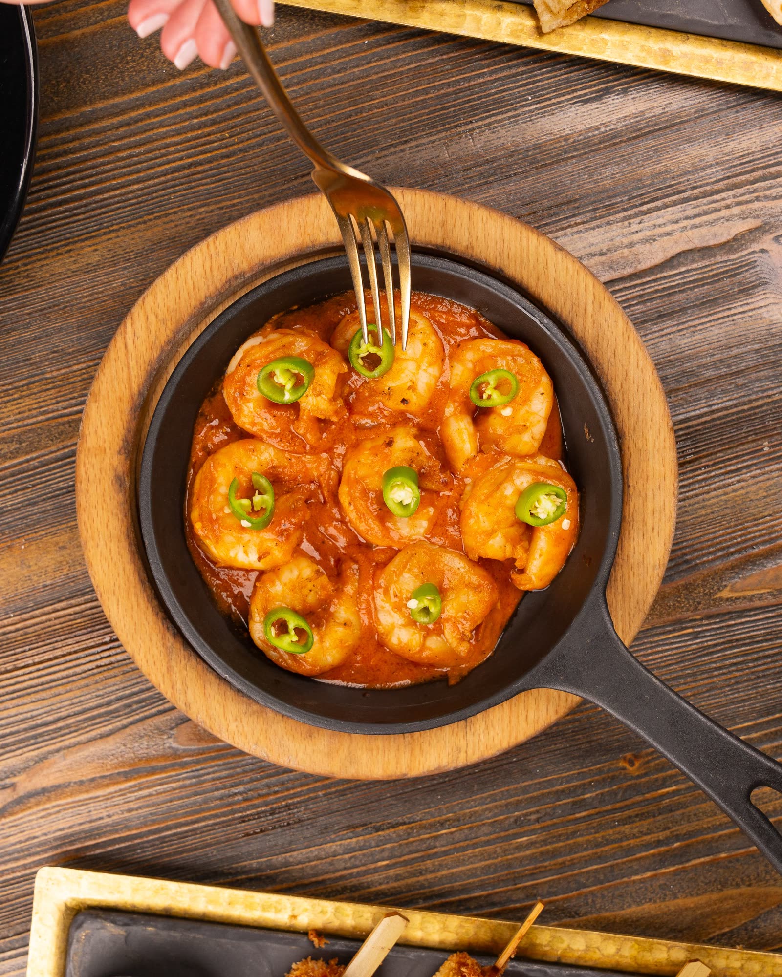 Sizzling shrimp scampi with garlic bread in a cast iron pan