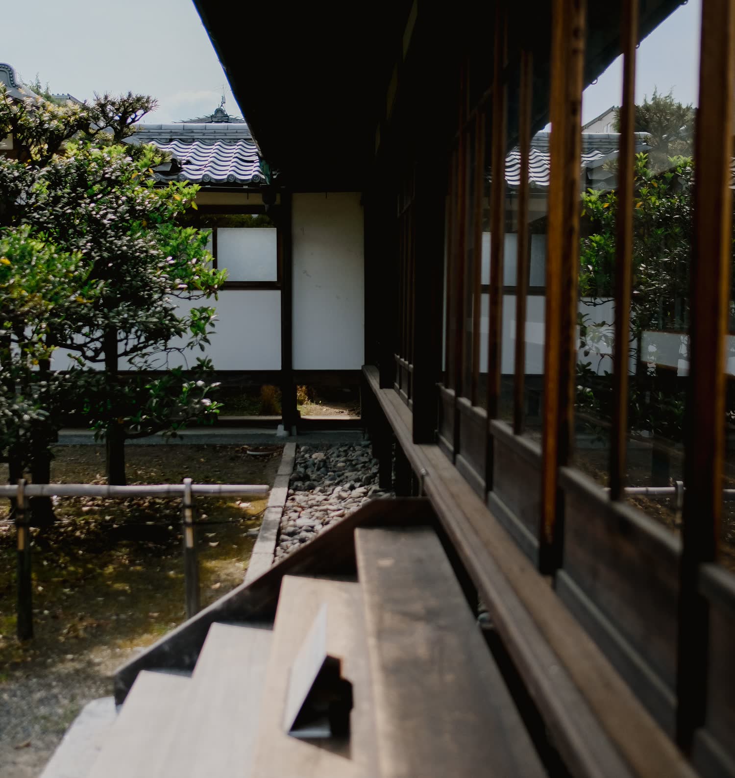 庭に面した縁側と木の建具