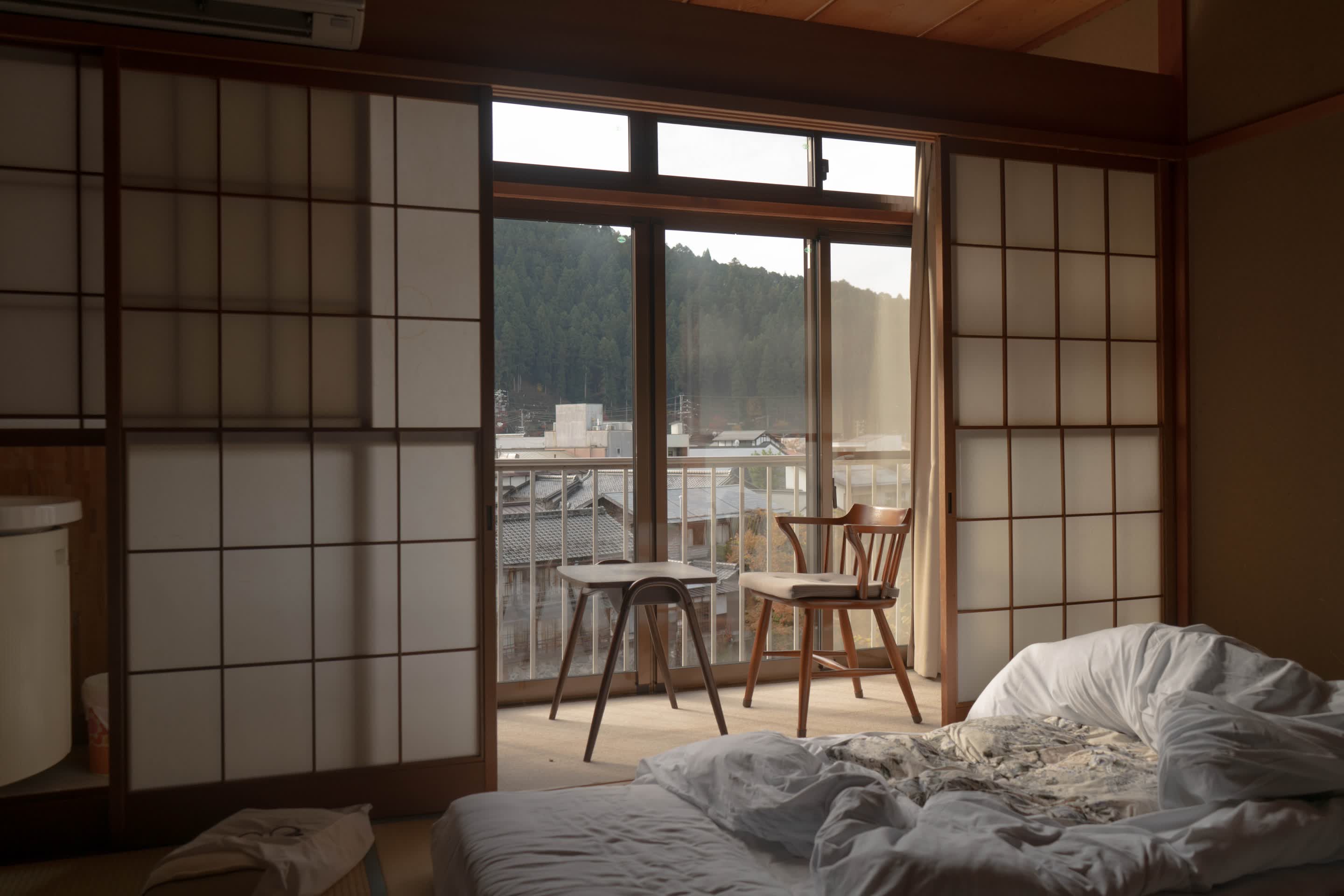 障子ごしに山が見える寝室
