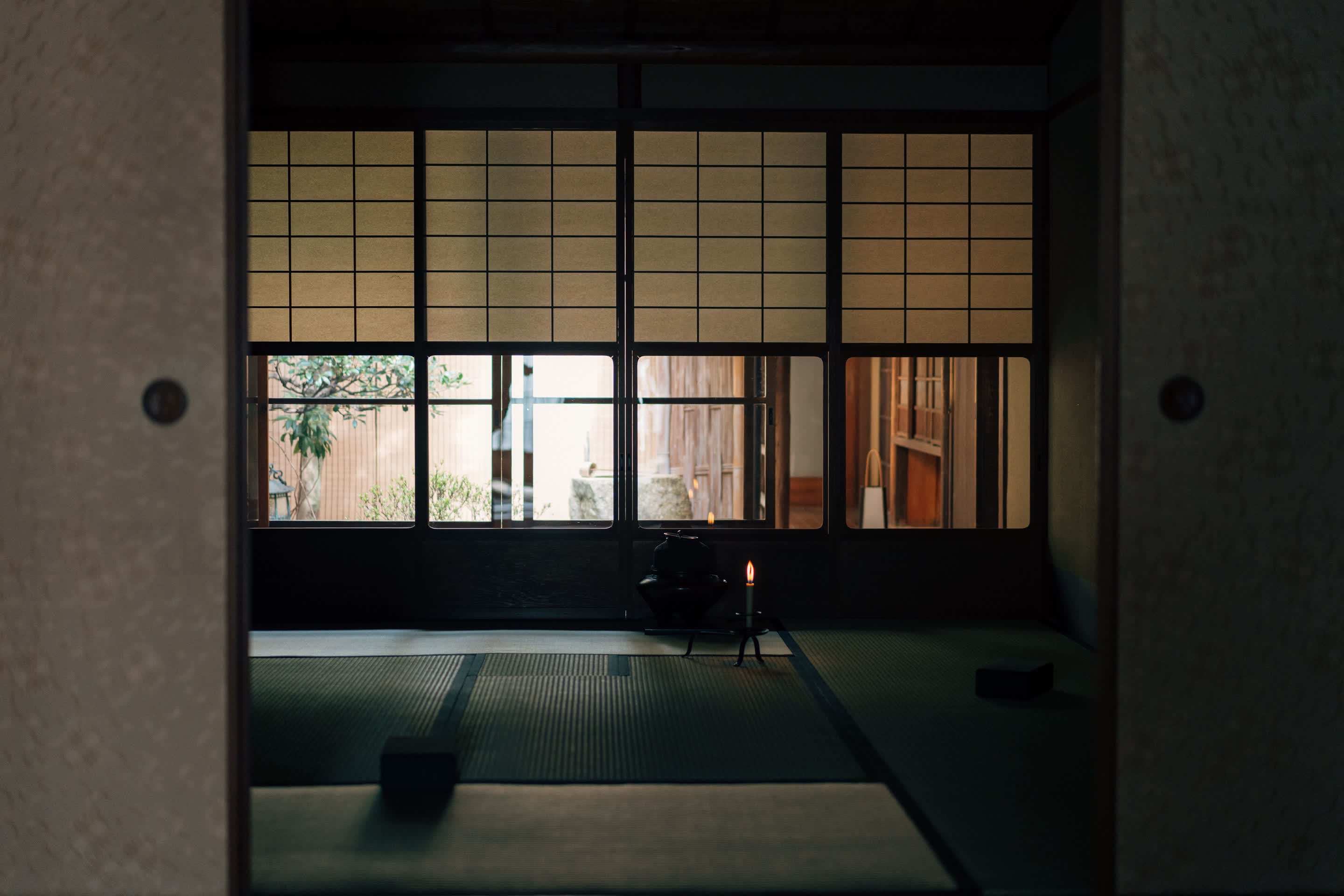 障子を閉めた畳の部屋