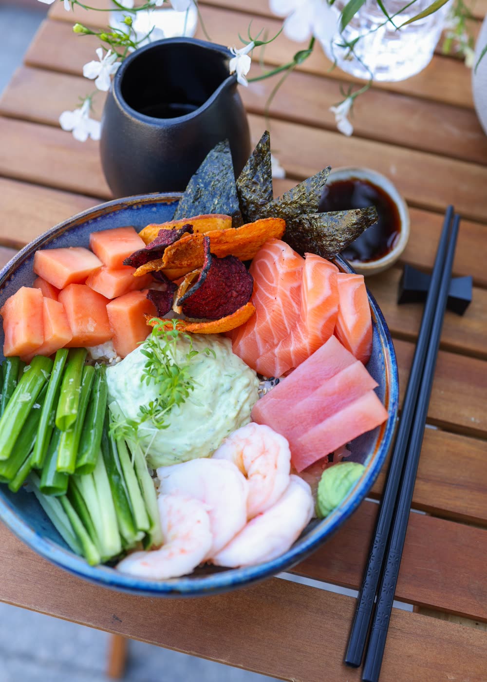 赤い椀に盛ったサーモンの漬け丼