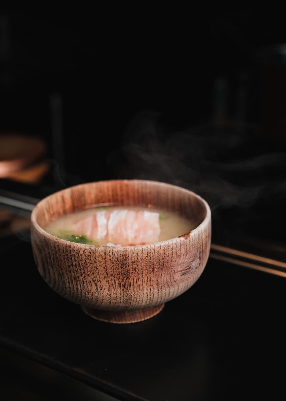 湯気の立つあら汁