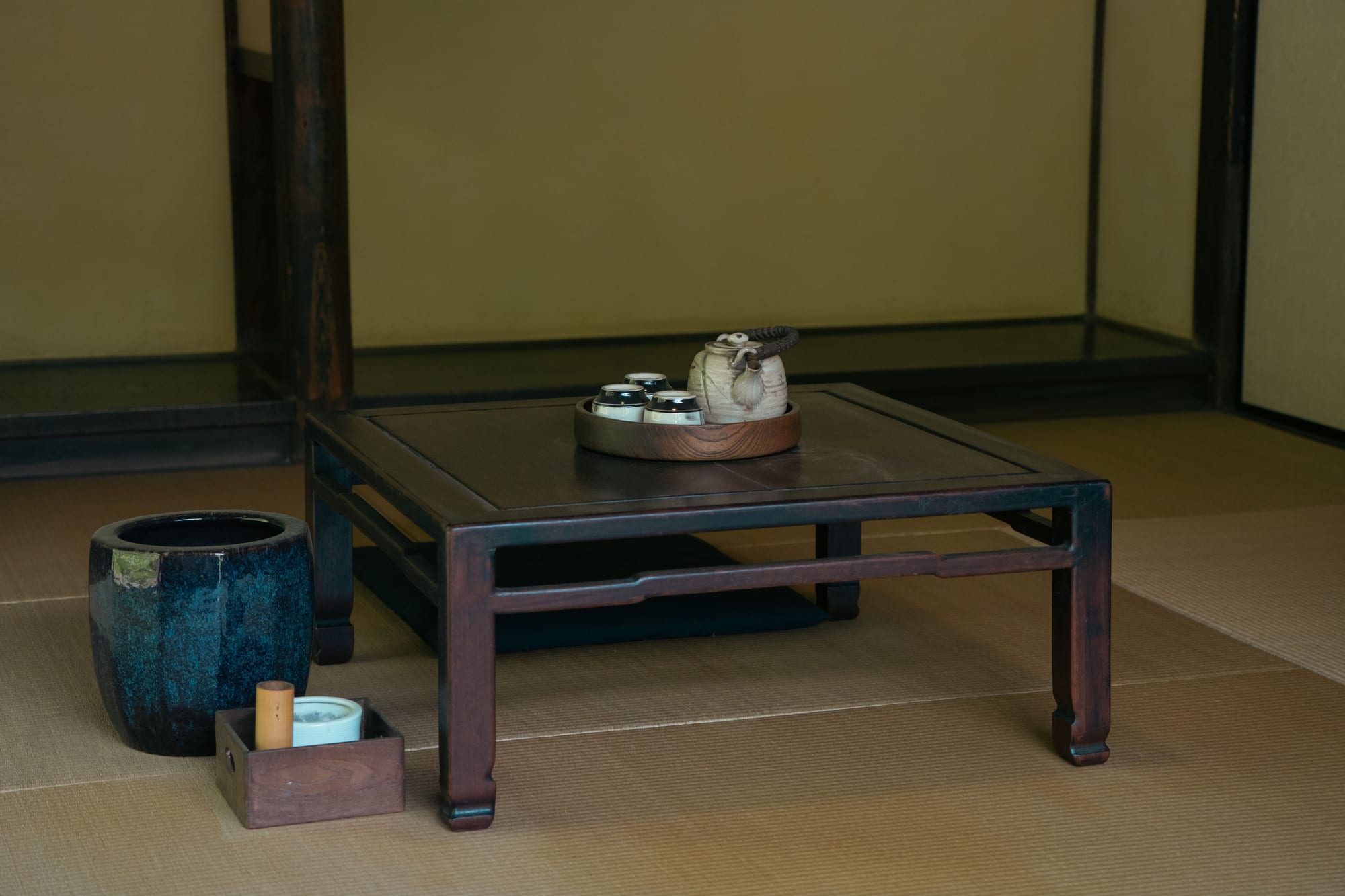 茶房の低い卓