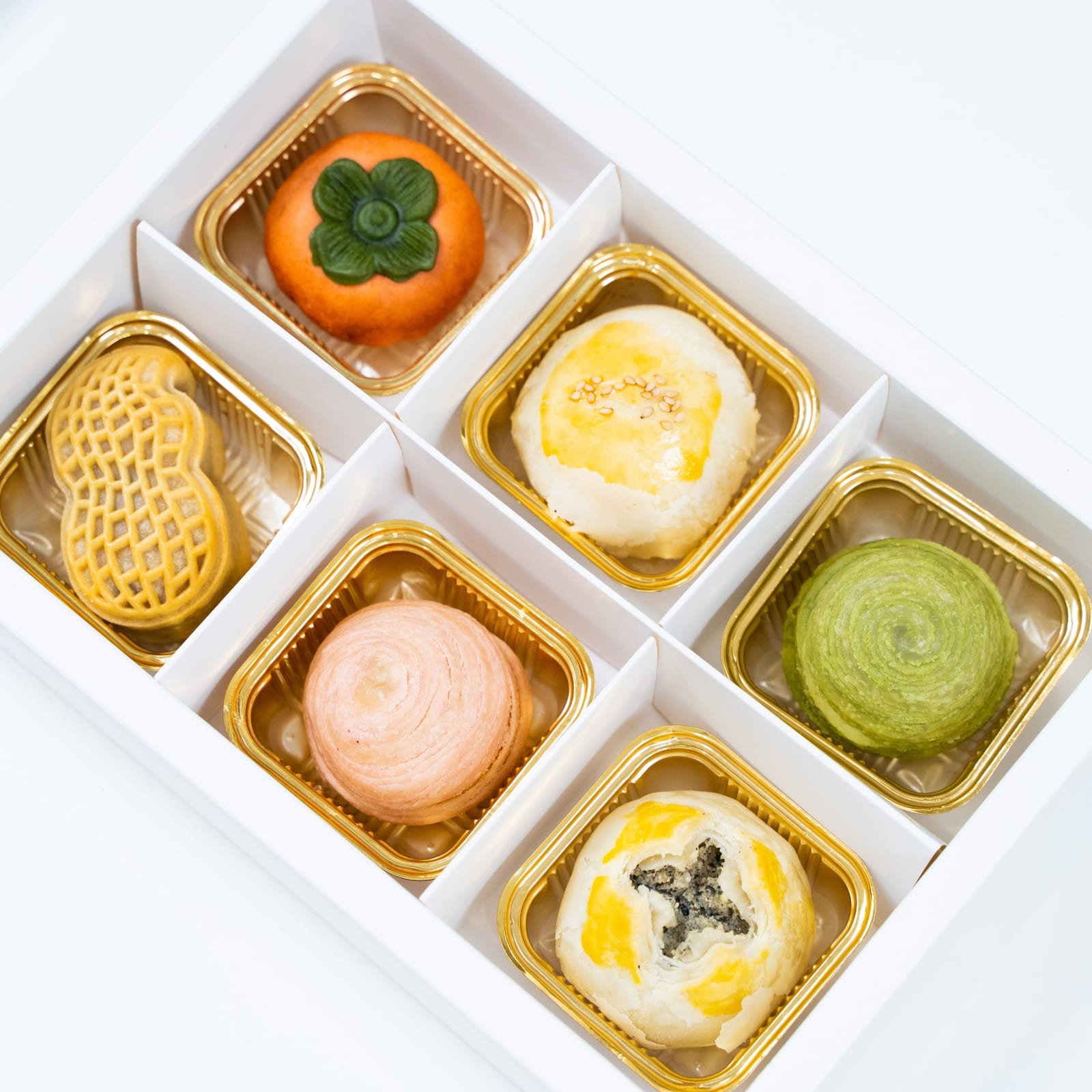 箱に詰めた菓子の詰め合わせ