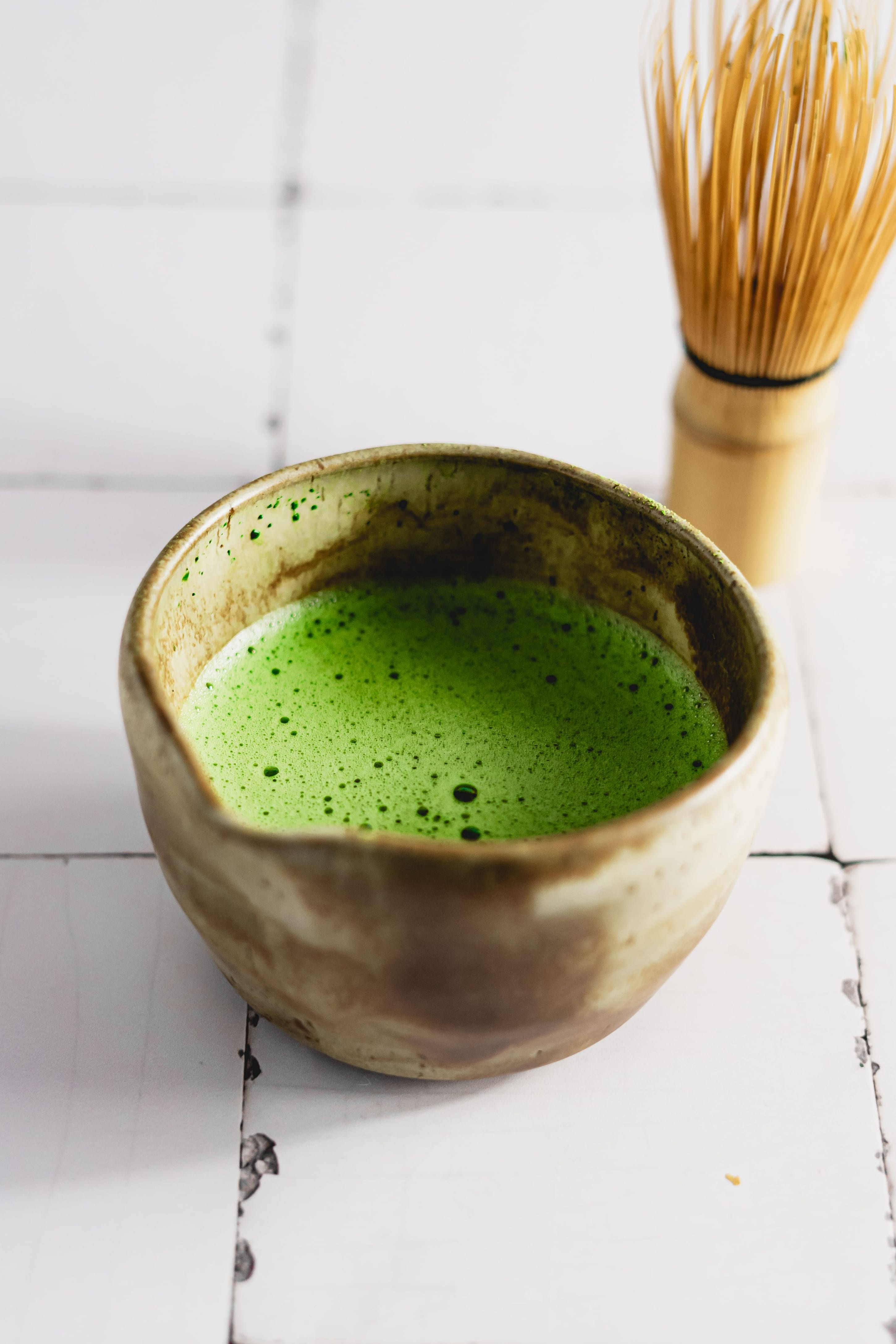 茶筅を添えた、点てたばかりの薄茶