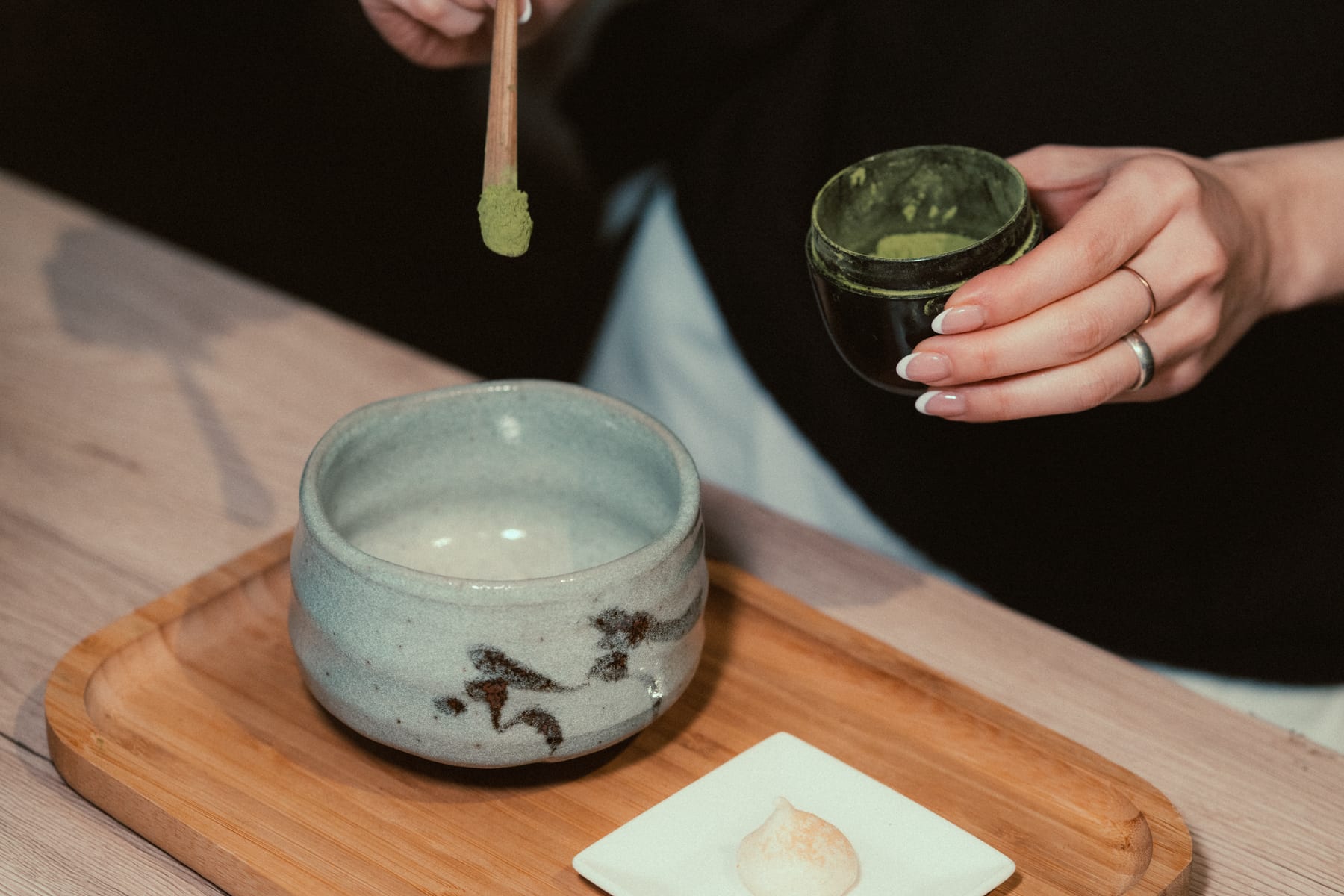 盆にのせた薄茶と菓子