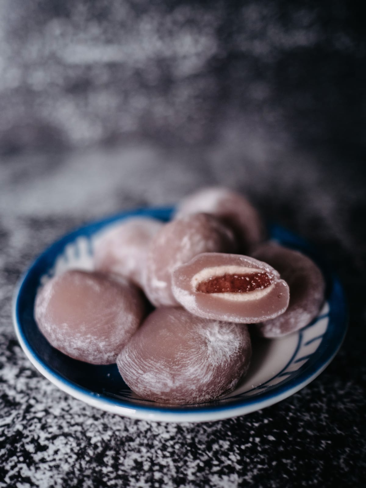 粉をふった小豆入りの餅菓子