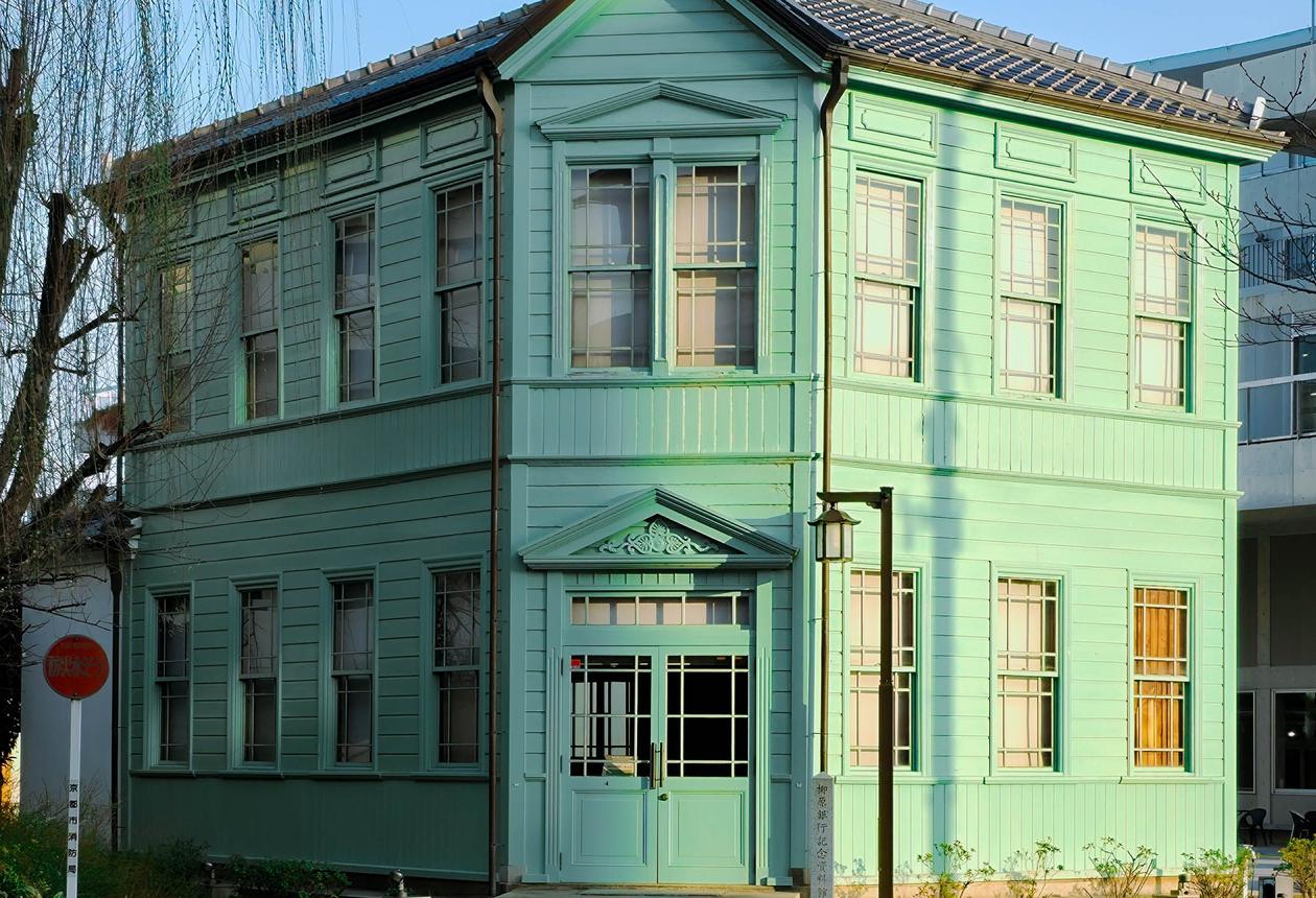坂の途中に建つ奏館の外観