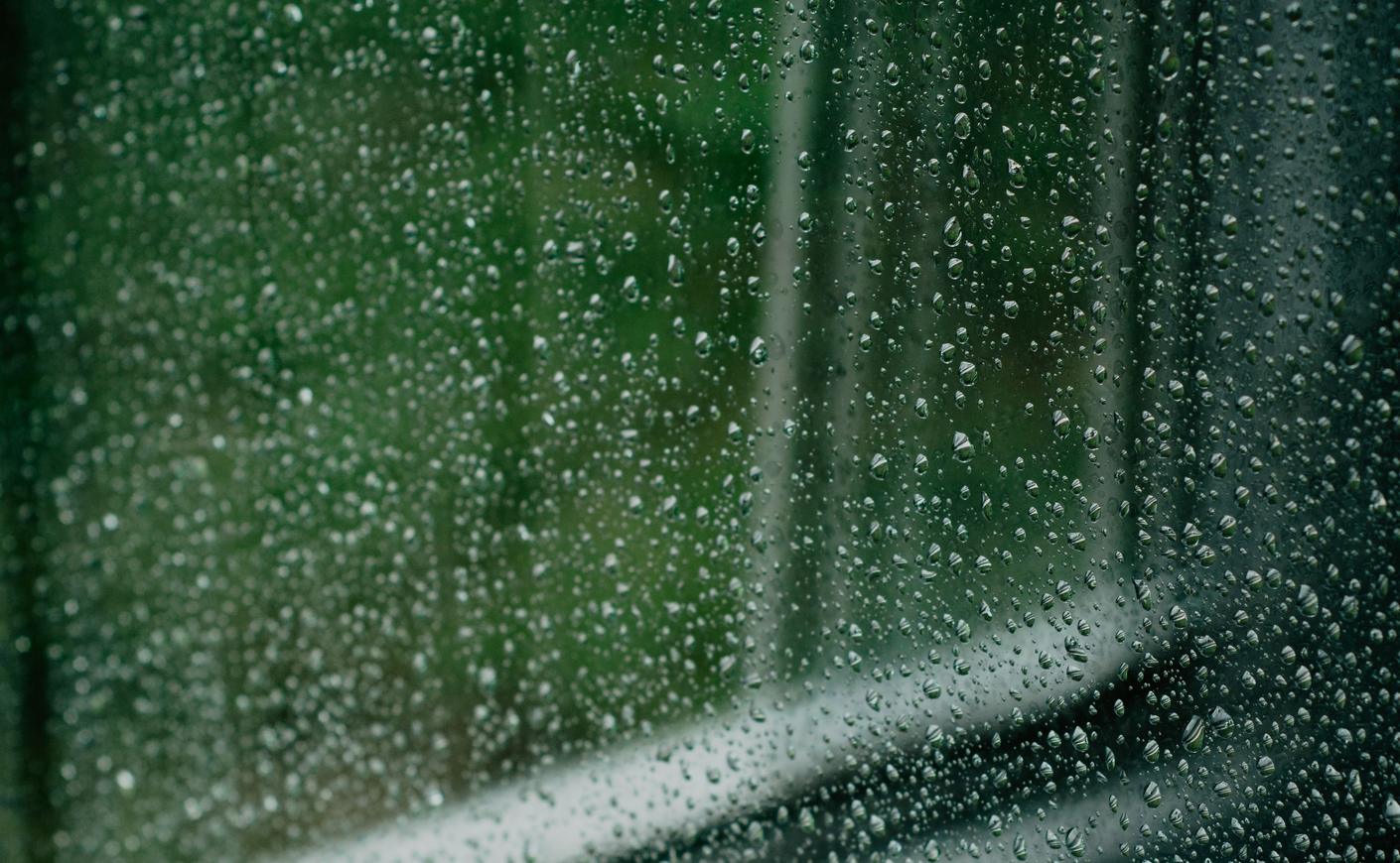 雨のあたる二重窓