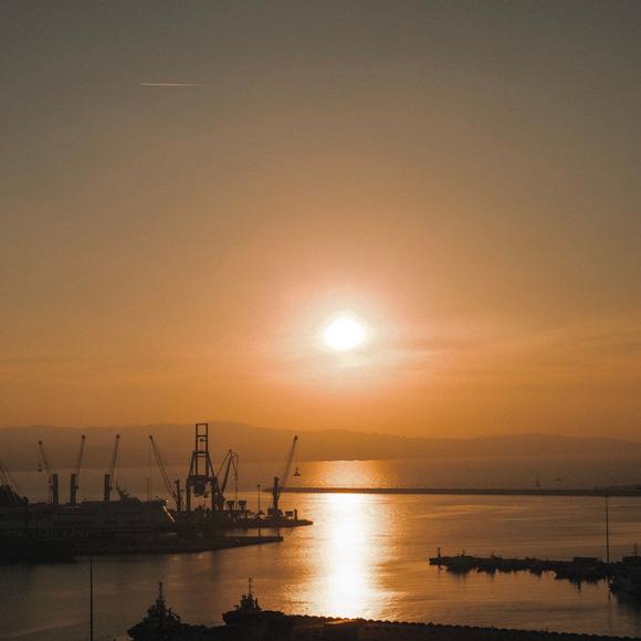 夕暮れの港