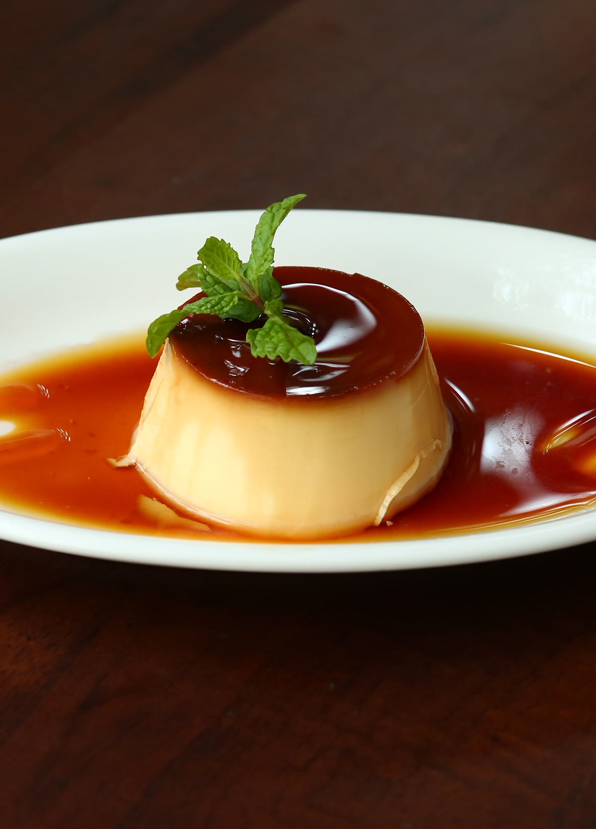 白い皿にのせた自家製プリン