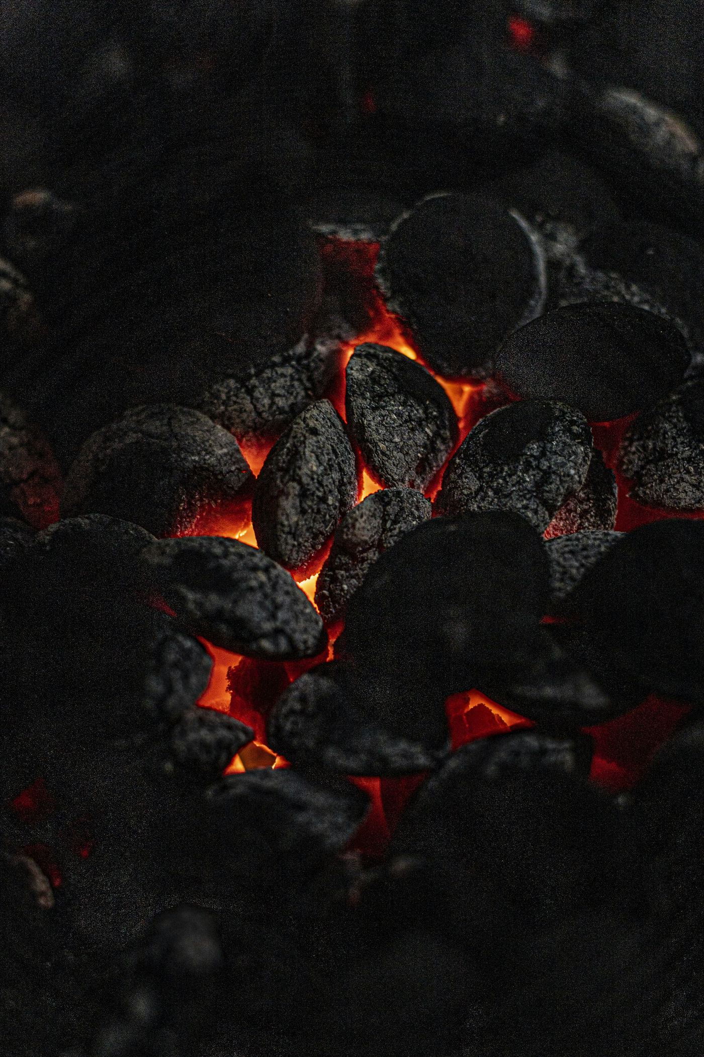 灰をかぶった白炭のあいだから赤い火がのぞいている