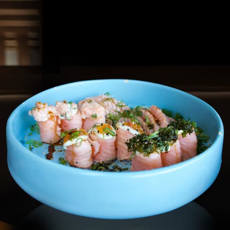青い器に盛った魚介と青菜の和え物