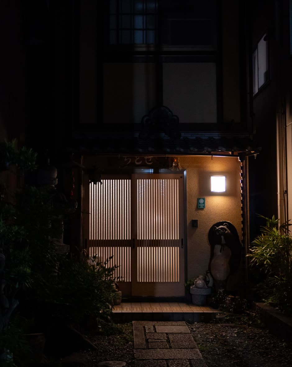 灯りのともった木の入口