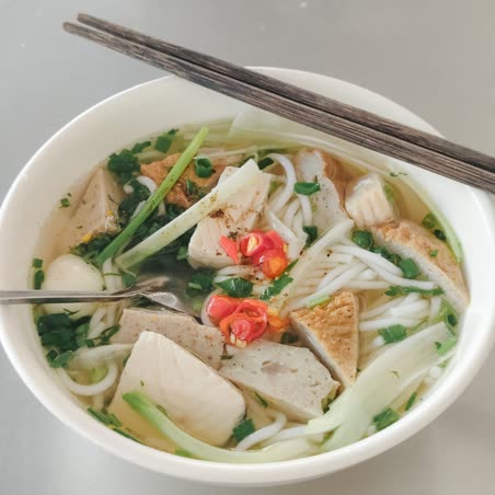 白い器に盛った澄んだ汁と青菜