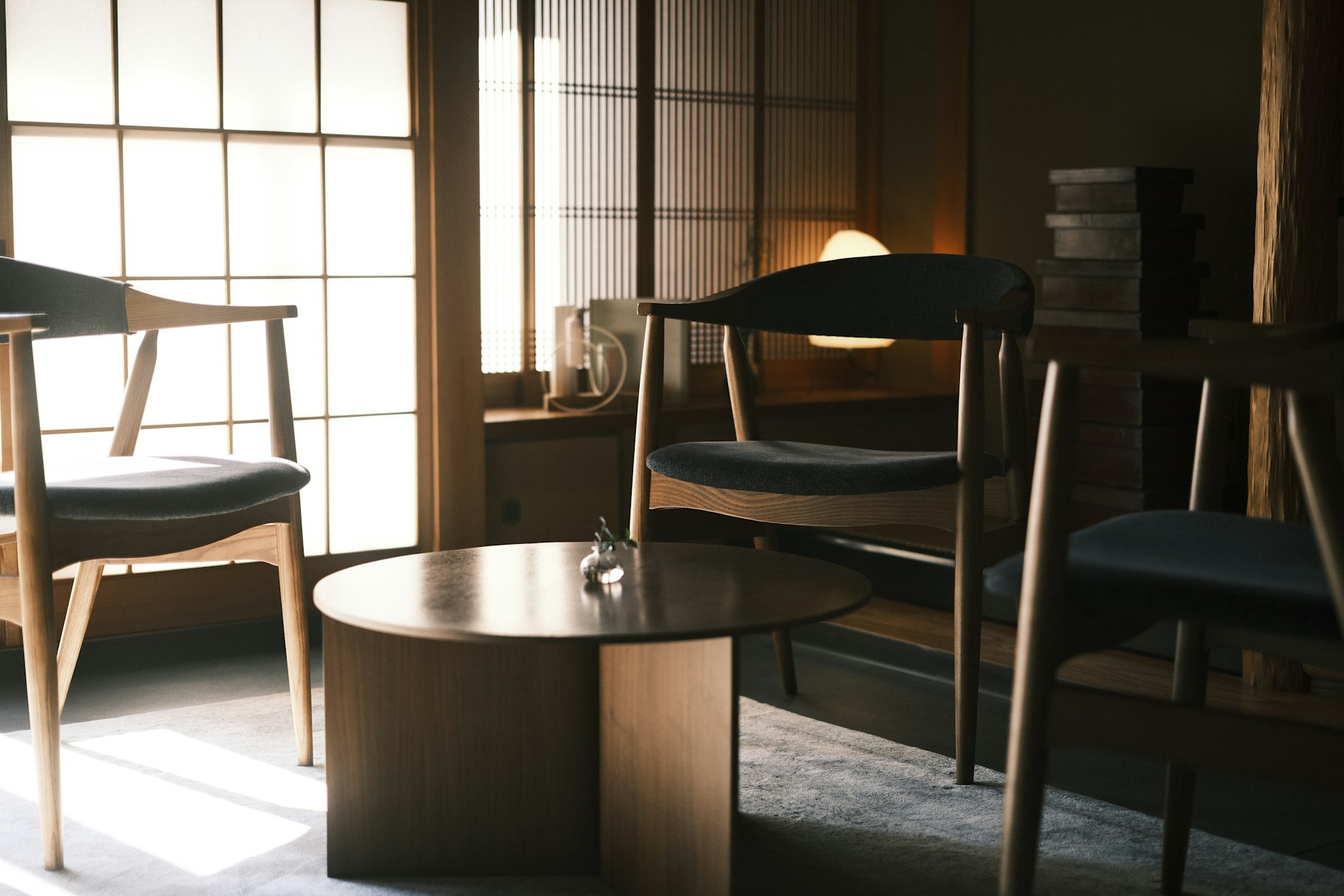 木の椅子とテーブルが並ぶ喫茶店の中