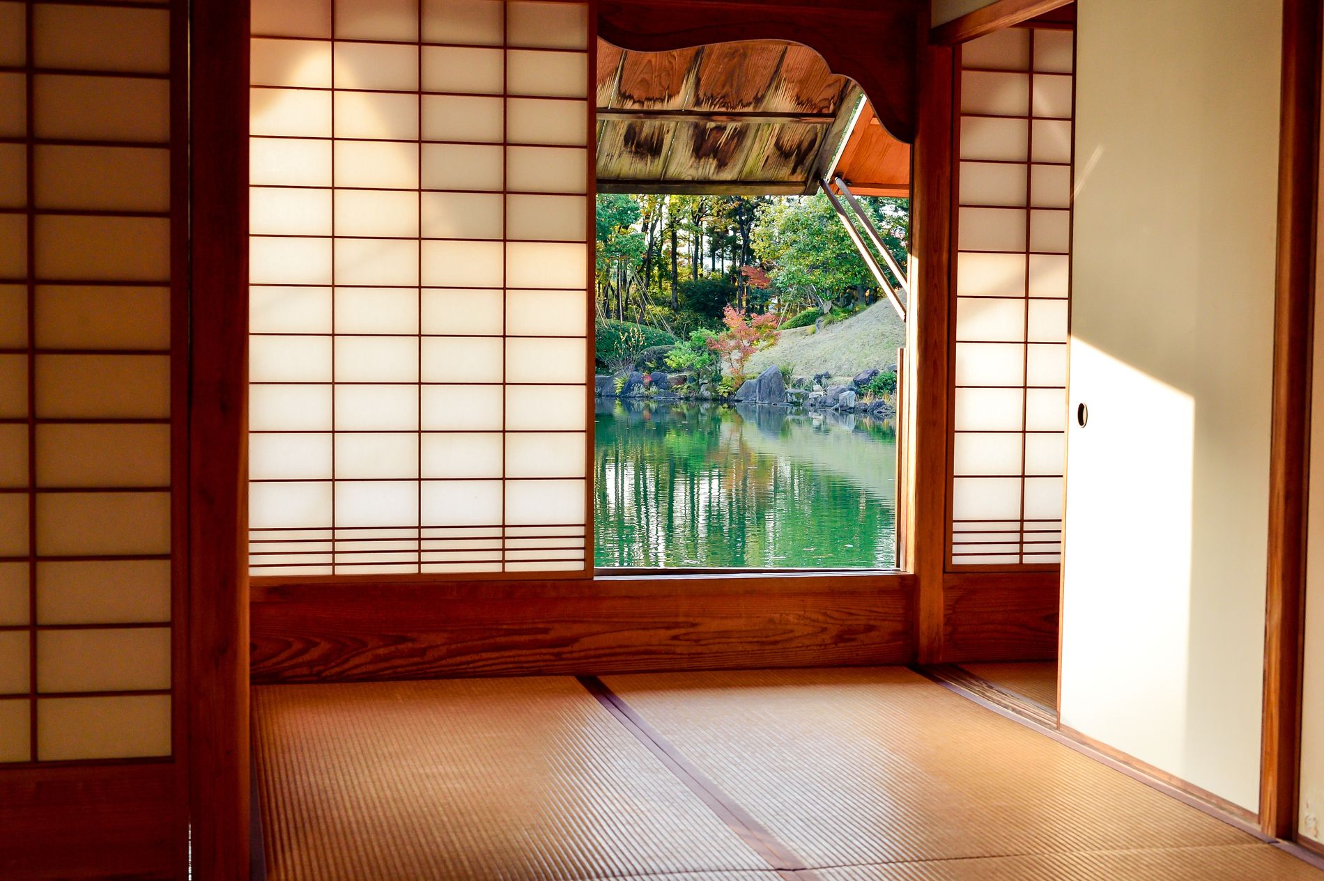 障子の向こうに池のある庭が見える部屋