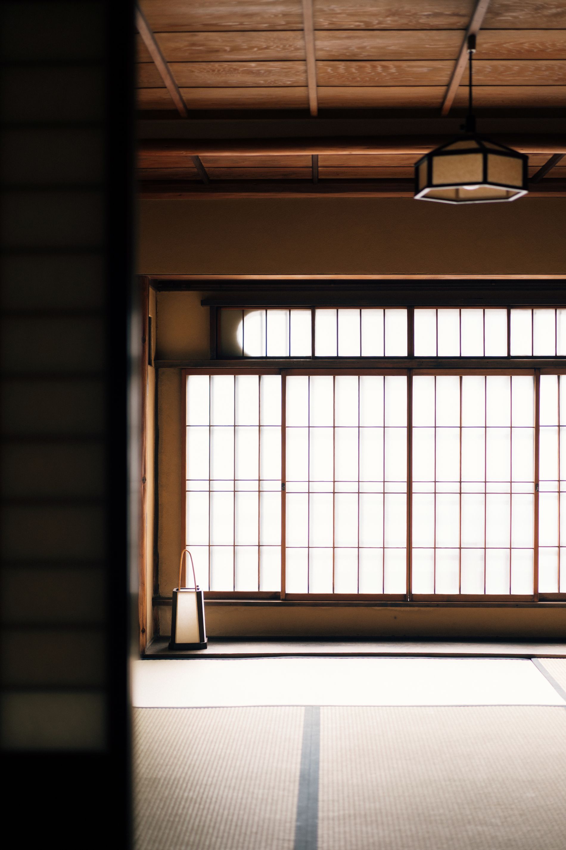 大きな窓のある畳の部屋
