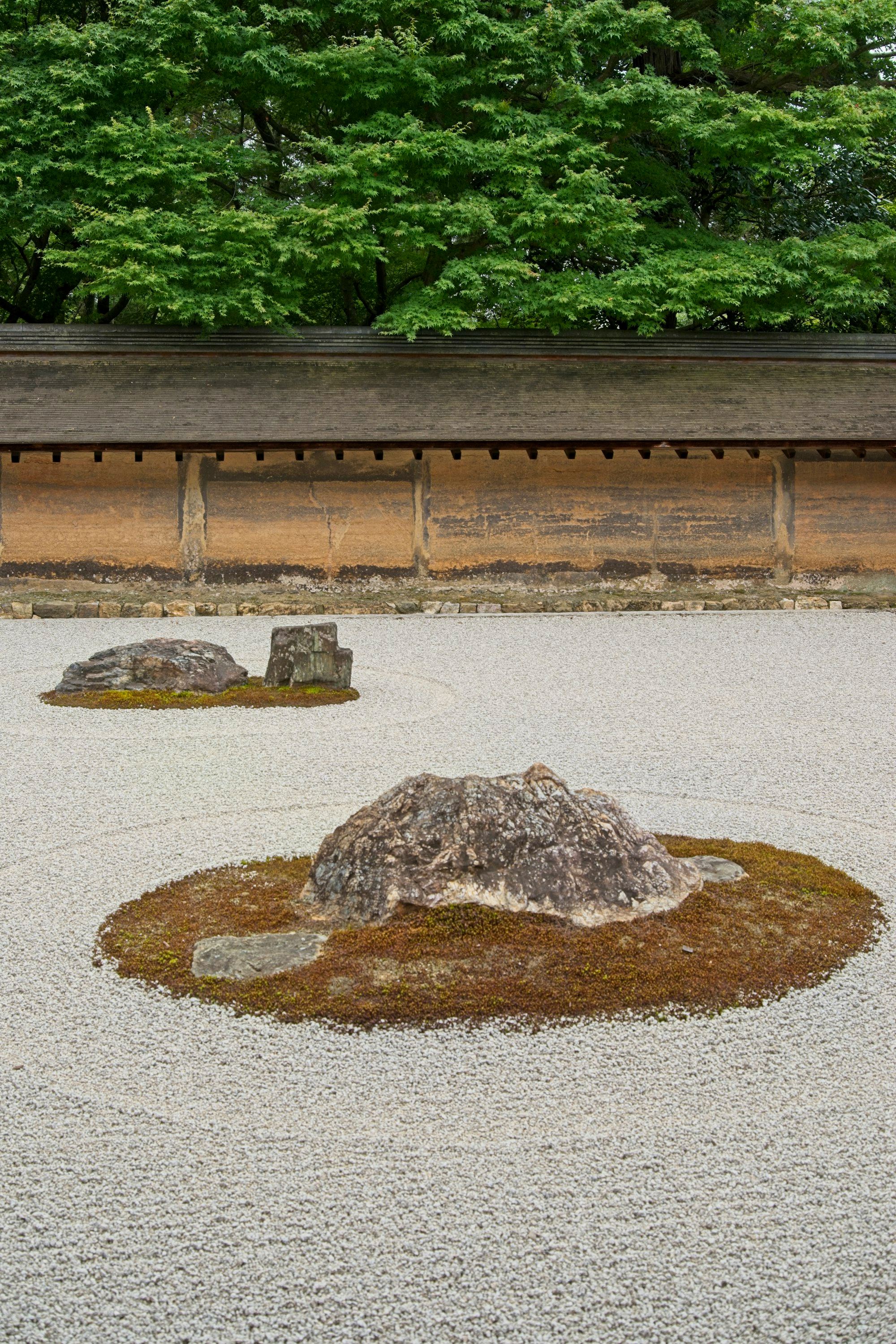 砂紋を引いた庭と苔の島