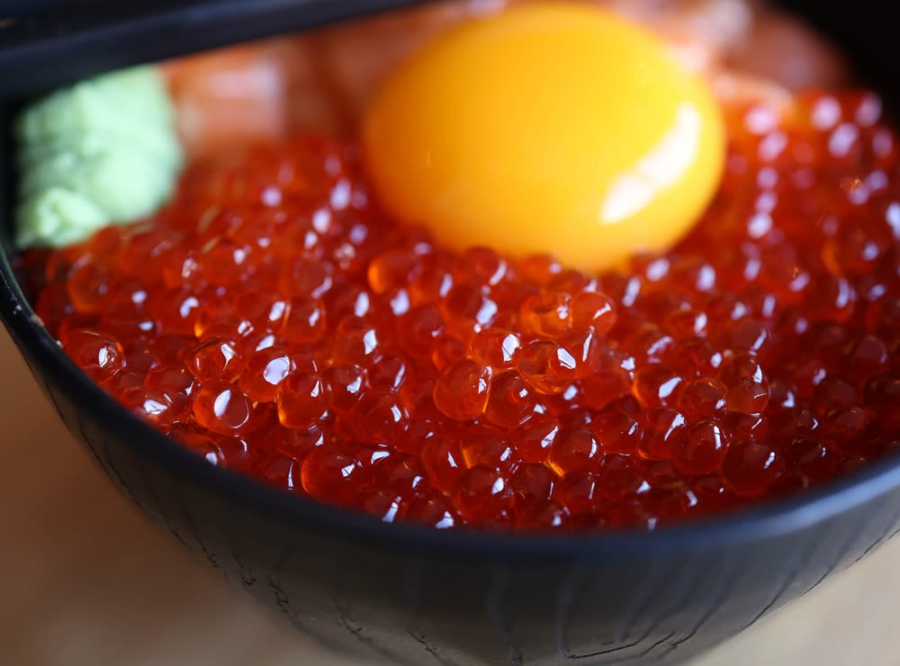 いくらと卵黄をのせた丼