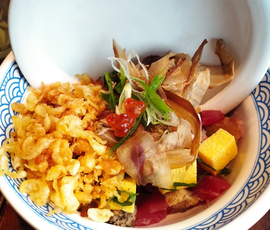 かつお節と玉子をのせた海鮮丼