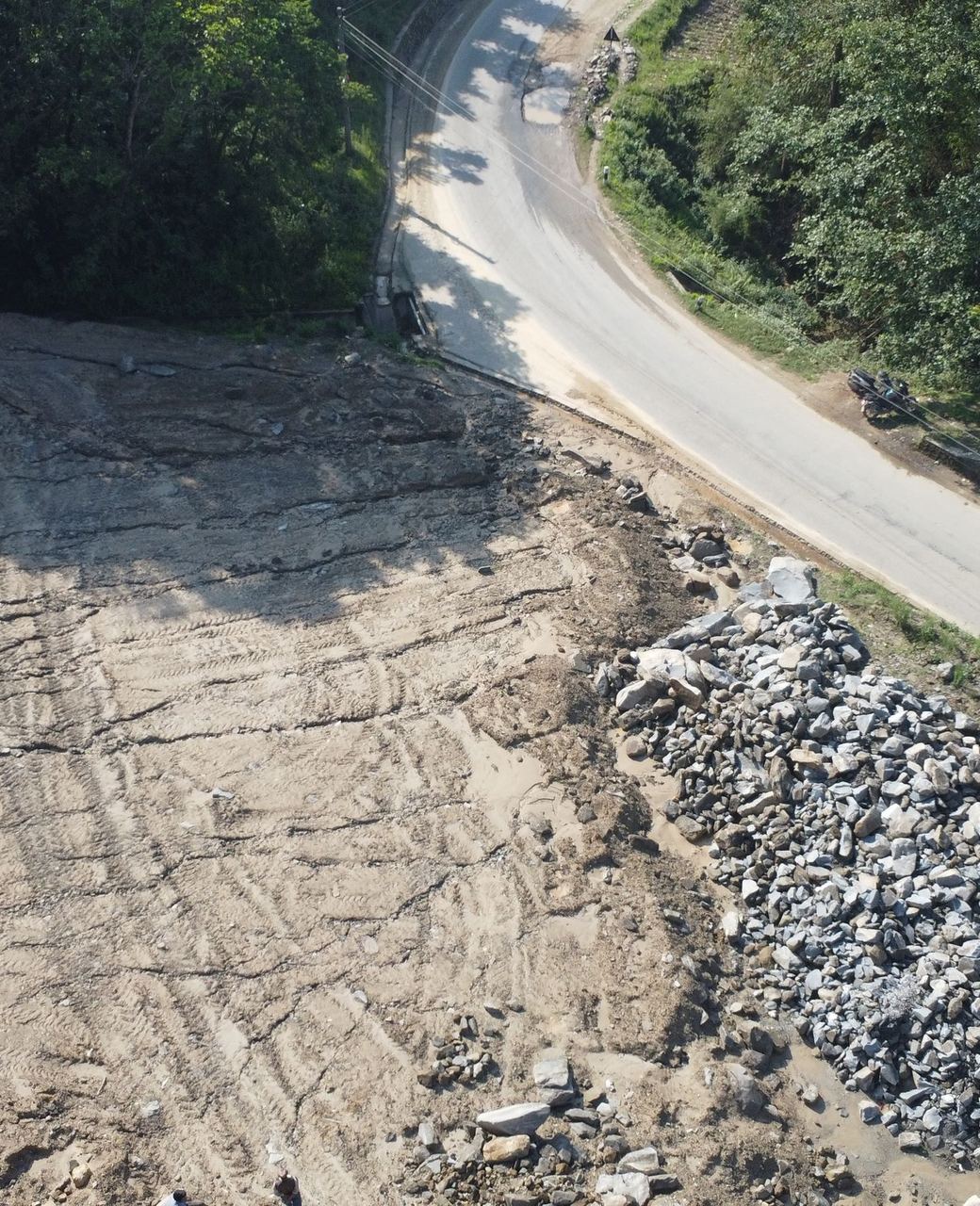 砕石を敷いて広げている途中の道路を上から見たところ