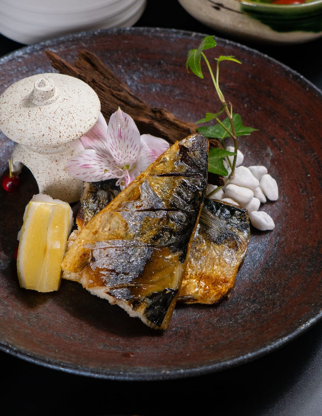 皿にのせた焼き魚