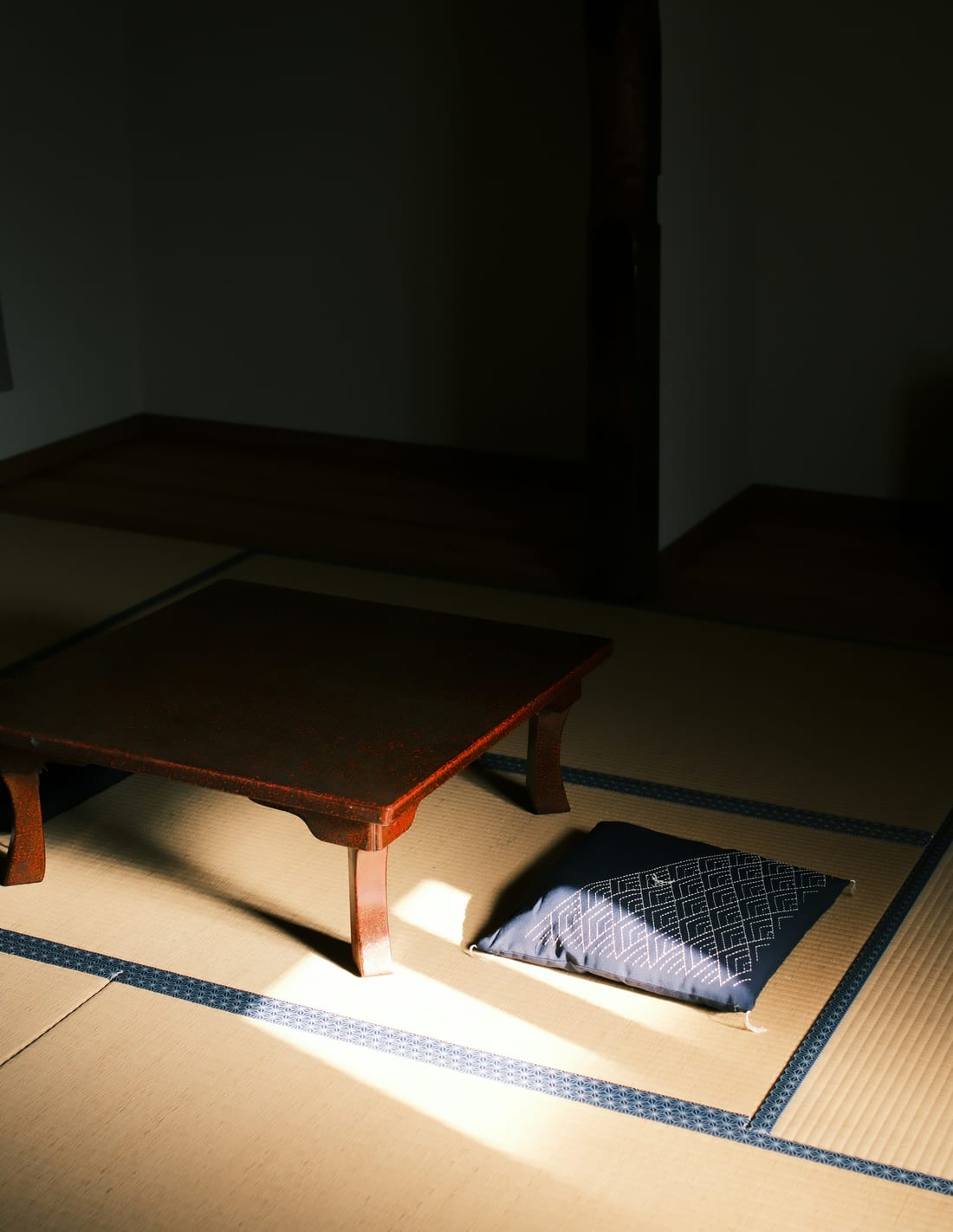 畳の座敷に置かれた低い座卓