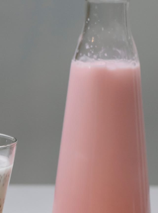 ガラス瓶に入った薄紅色の飲むヨーグルト