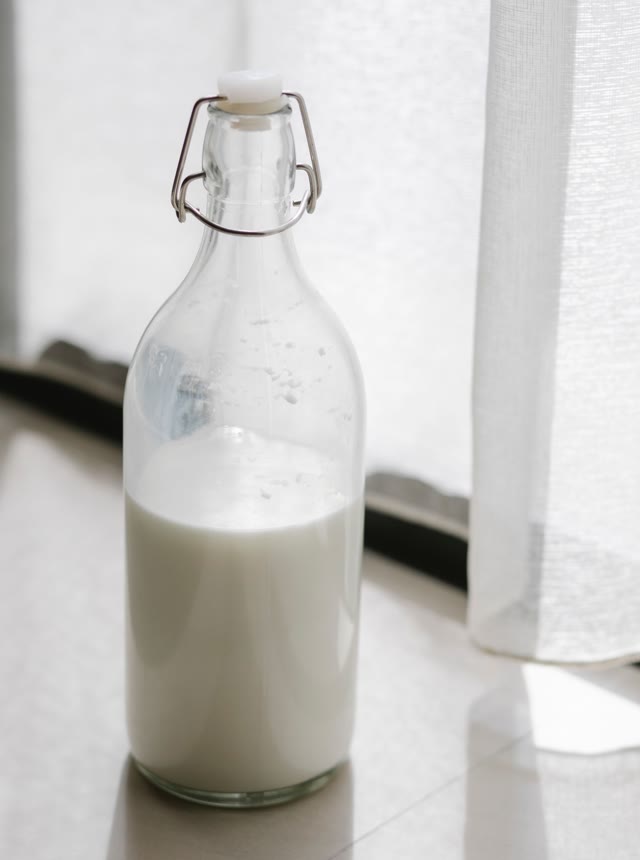 ガラス瓶に入った白い飲むヨーグルト