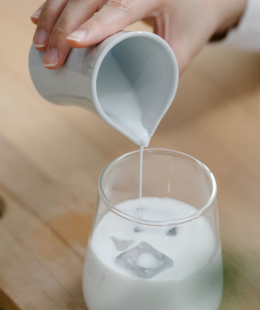 グラスに注がれる牛乳
