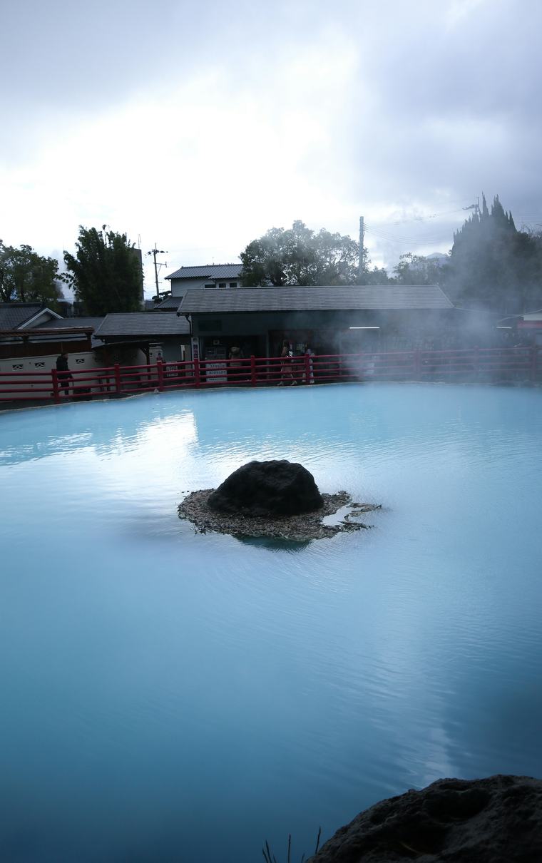 湯気の上がる露天の湯だまり。
