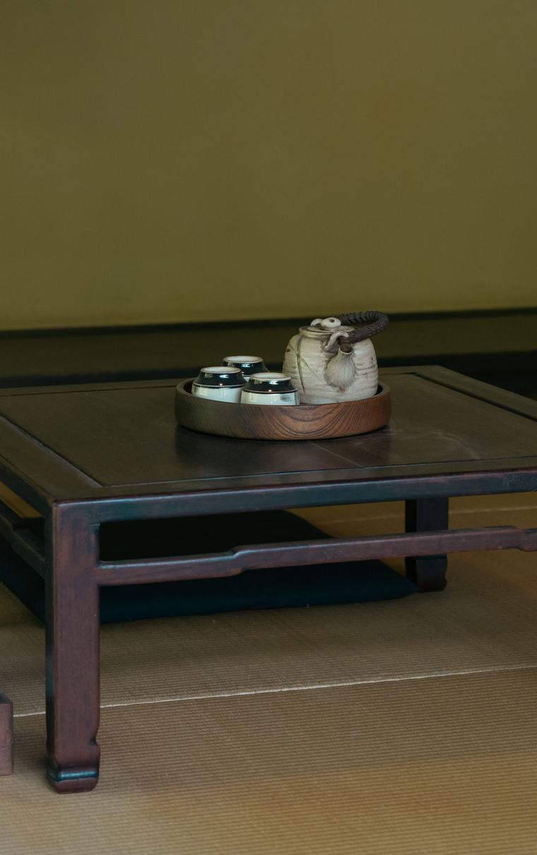 畳に置いた低い座卓と茶の道具。