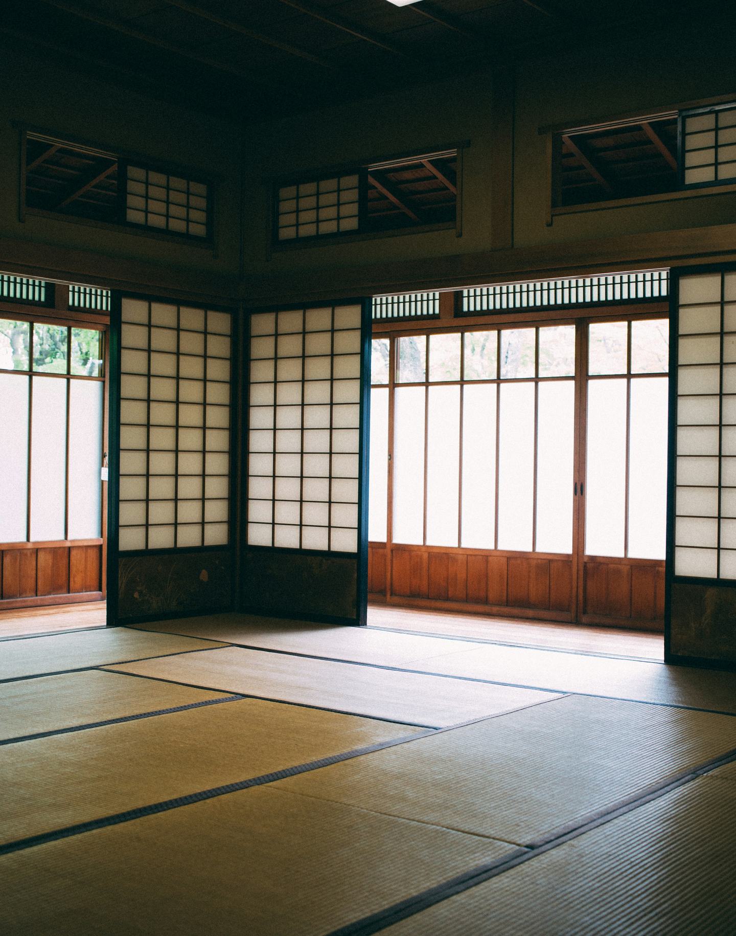 障子をめぐらせた広い座敷。