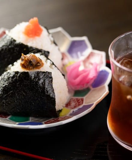 絵皿のおむすびとアイスコーヒー（お店の写真）
